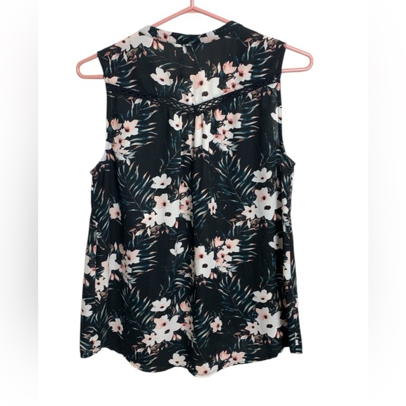 Kismet Office Top, Lightweight, sleeveless, Wrinkle Free, Button Up w Placket - Picture 3 of 9